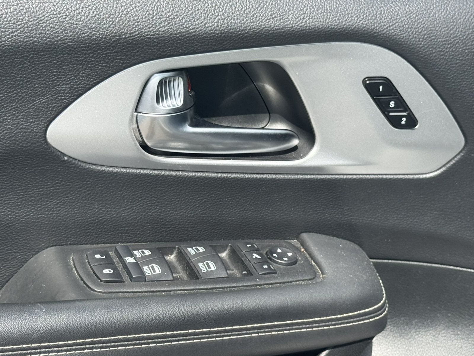 Used 2025 Chrysler Pacifica Limited FWD image 13