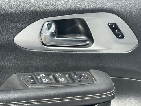 Used 2025 Chrysler Pacifica Limited FWD image 13