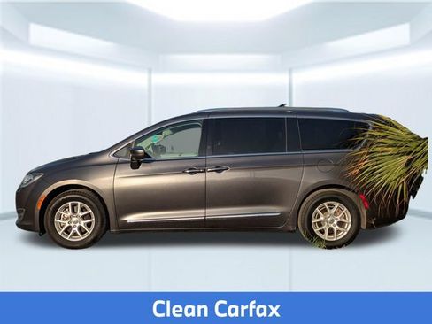 Used 2020 Chrysler Pacifica Touring-L FWD image 2