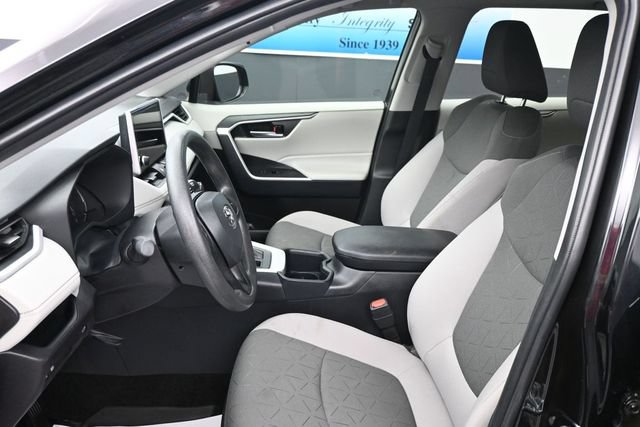 Used 2025 Toyota RAV4 XLE w/ Convenience Package FWD image 11