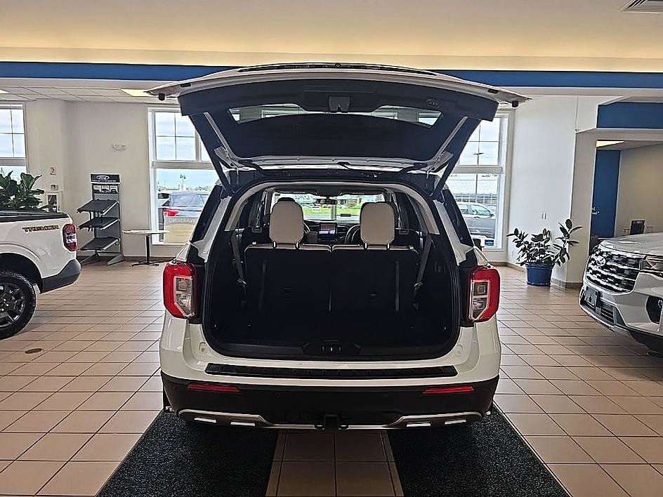 Used 2020 Ford Explorer XLT w/ Equipment Group 202A AWD/4WD image 30