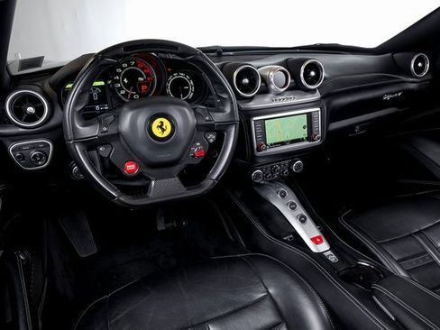 Used 2016 Ferrari California T image 5