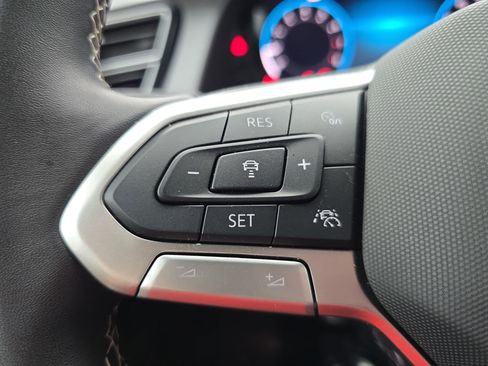Used 2025 Volkswagen Atlas Cross Sport SE w/ Panoramic Sunroof Package FWD image 17