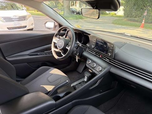 Used 2023 Hyundai Elantra SE w/ Preferred Accessory Package FWD image 8
