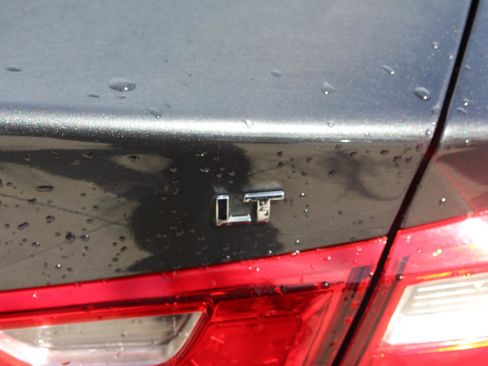 Used 2018 Chevrolet Malibu LT image 11