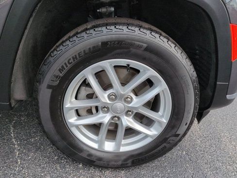 Used 2023 Jeep Grand Cherokee L Laredo RWD image 11