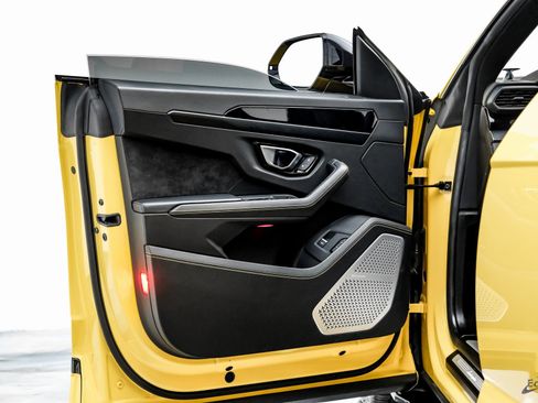 Used 2021 Lamborghini Urus image 92