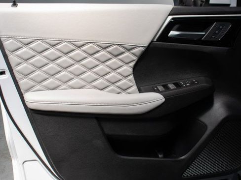 New 2025 Mitsubishi Outlander SE image 35