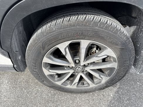 Used 2023 Toyota Corolla Cross XLE image 6