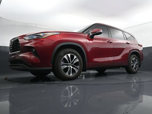 Used 2022 Toyota Highlander XLE AWD/4WD image 34