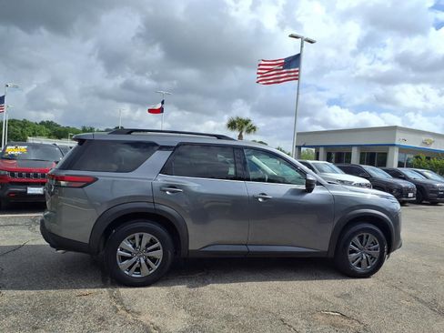 Used 2025 Nissan Pathfinder SV FWD image 21