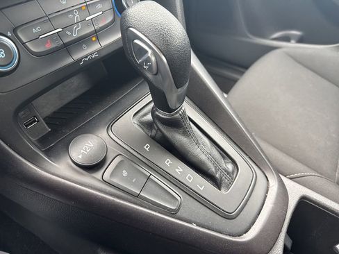 Used 2018 Ford Focus SE w/ SE Appearance Package FWD image 16