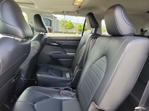 Used 2021 Toyota Highlander XLE image 14