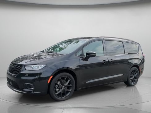 Used 2025 Chrysler Pacifica Limited FWD image 10