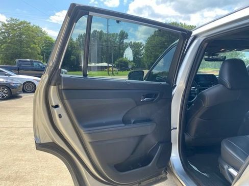 Used 2021 Toyota Highlander XSE FWD image 16