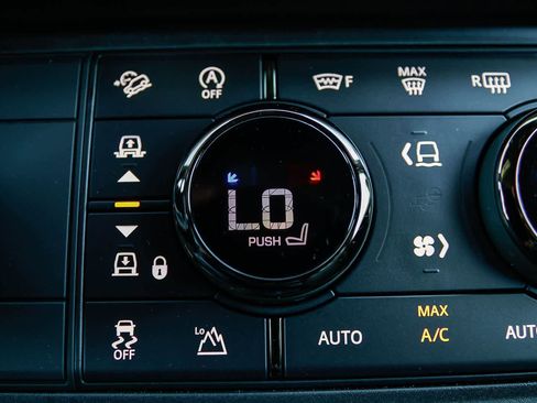 New 2026 Land Rover Defender 110 OCTA AWD/4WD image 29