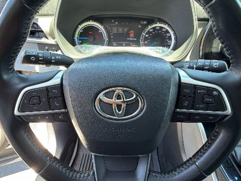 Used 2023 Toyota Highlander LE AWD/4WD image 18