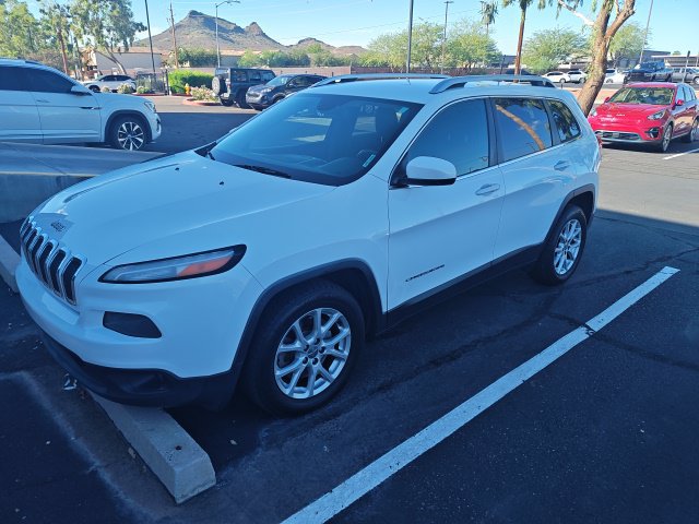Used 2018 Jeep Cherokee Latitude FWD image 2