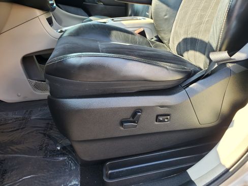 Used 2014 Chrysler Town & Country Touring-L FWD image 11