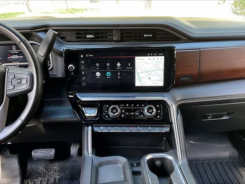 Used 2024 GMC Sierra 2500 Denali Ultimate image 9