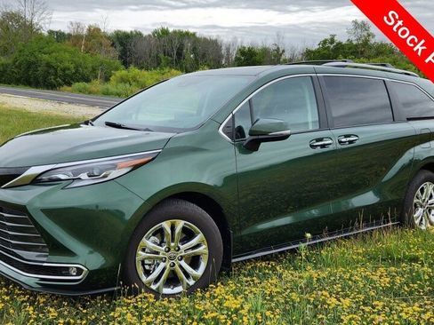 Used 2025 Toyota Sienna Platinum image 1