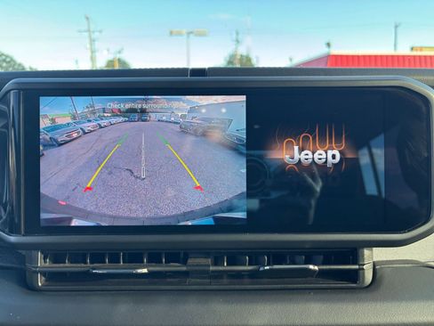 Used 2025 Jeep Wrangler Sahara image 17