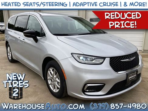 Used 2024 Chrysler Pacifica Touring-L FWD image 1