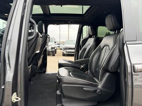 Used 2022 Chrysler Pacifica Limited w/ Uconnect Theater Family Group FWD image 16