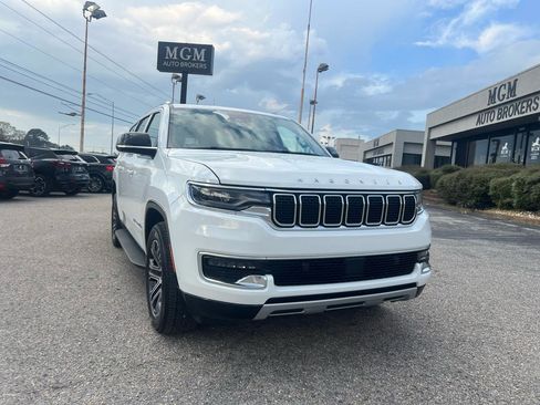 Used 2024 Jeep Wagoneer L Series II image 4