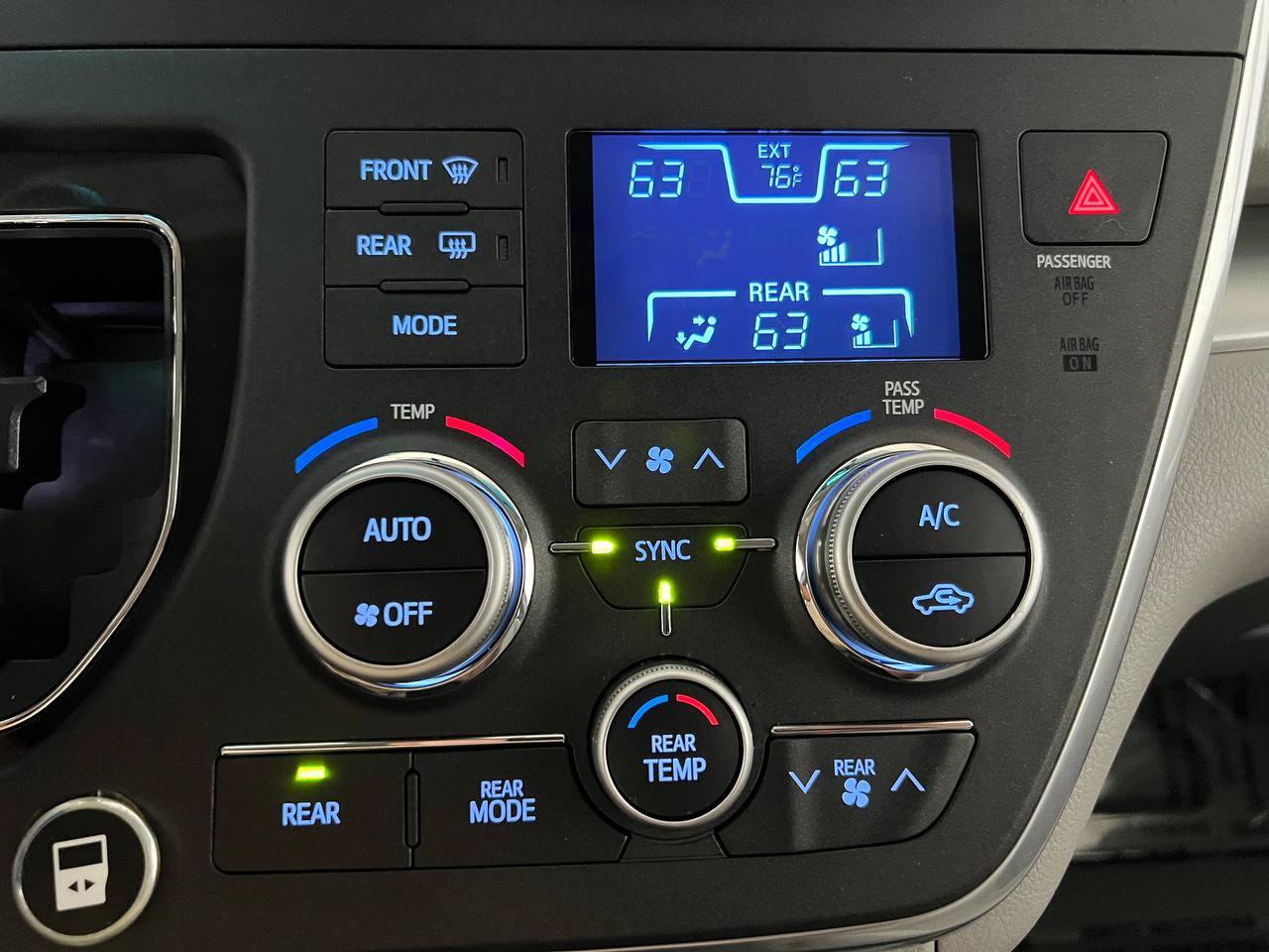 Used 2015 Toyota Sienna LE FWD image 23