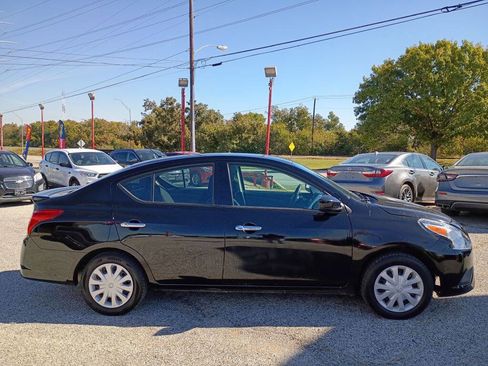 Used 2019 Nissan Versa SV image 4