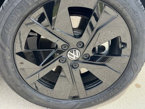 Certified 2025 Volkswagen Taos SE w/ Panoramic Sunroof Package image 12