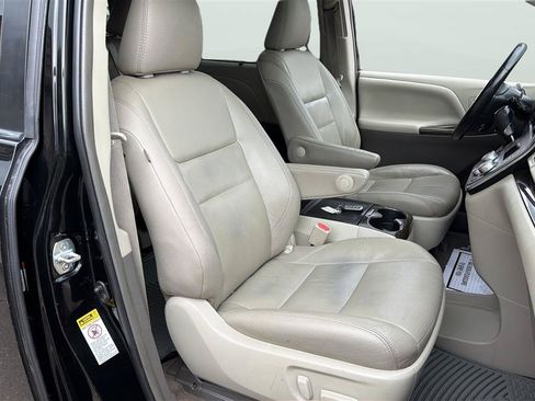Used 2017 Toyota Sienna XLE w/ XLE Navigation Package FWD image 14