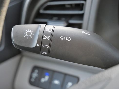 Used 2019 Hyundai Elantra SEL image 33