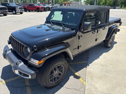 Used 2024 Jeep Gladiator Sport AWD/4WD image 12