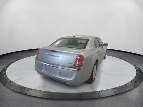 Used 2013 Chrysler 300 RWD image 5