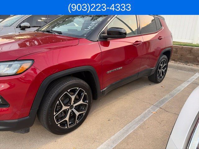 Used 2025 Jeep Compass Limited AWD/4WD image 2