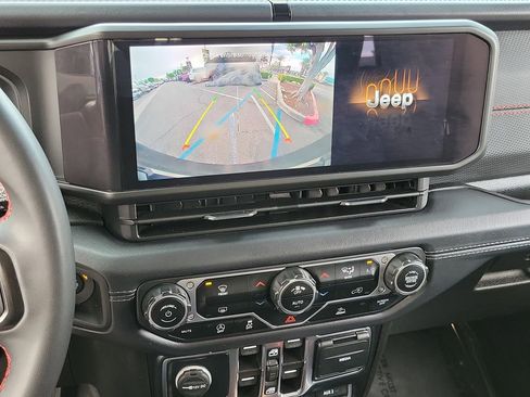 Used 2024 Jeep Wrangler Rubicon image 10