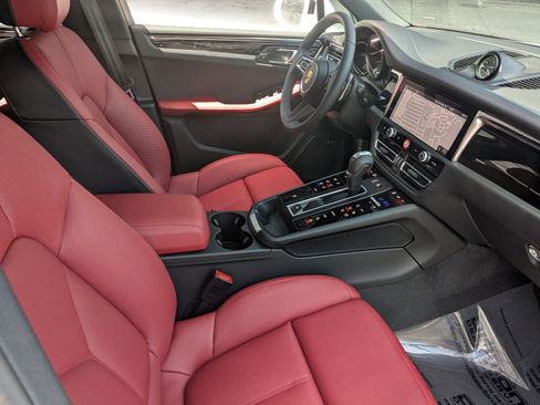 Used 2025 Porsche Macan image 26