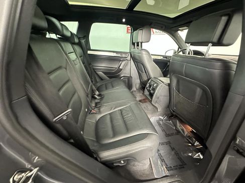Used 2017 Volkswagen Touareg Wolfsburg Edition image 27