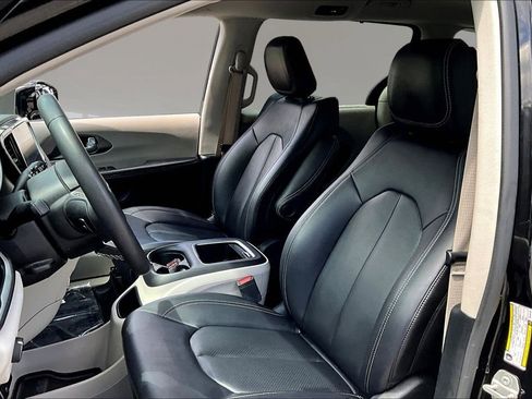 Used 2024 Chrysler Pacifica Touring-L FWD image 19