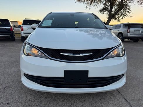 Used 2017 Chrysler Pacifica LX image 2