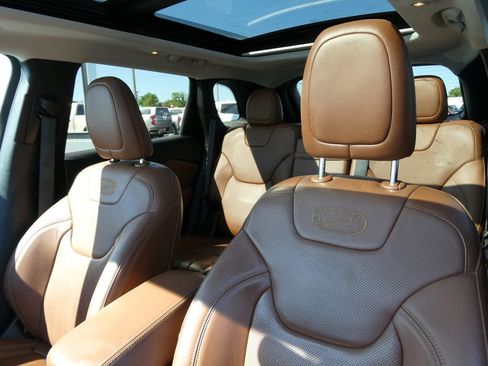 Used 2019 Jeep Cherokee Overland AWD/4WD image 27
