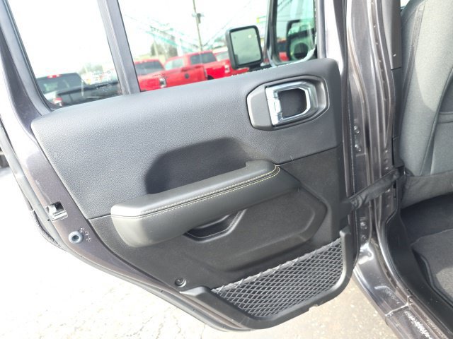 Used 2025 Jeep Wrangler Unlimited Sahara w/ Safety Group AWD/4WD image 31