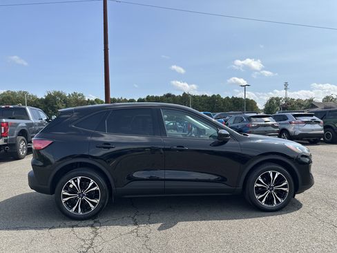 Used 2022 Ford Escape SE w/ SE Sport Appearance Package image 4