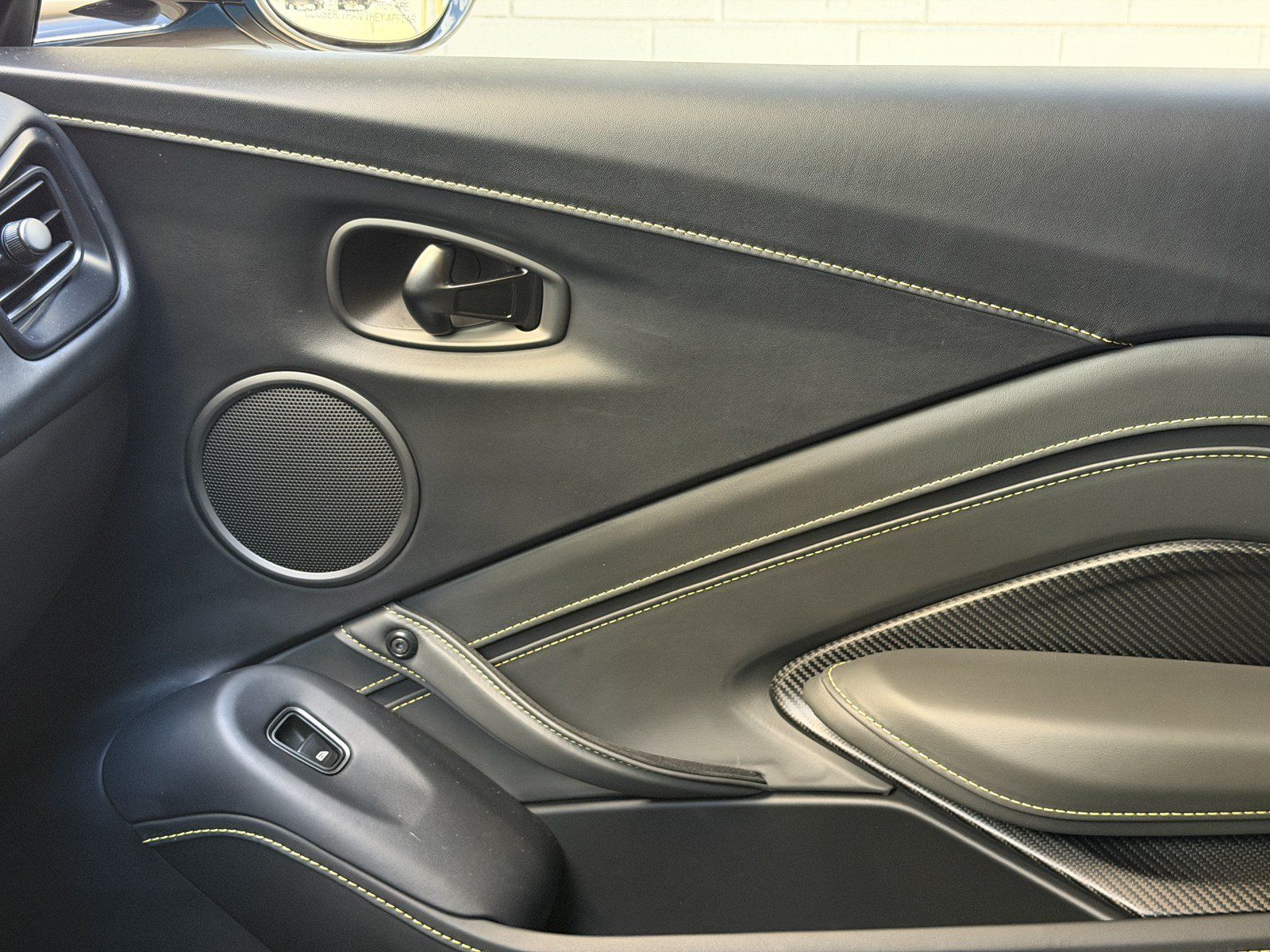 Used 2023 Aston Martin V8 Vantage Coupe RWD image 34