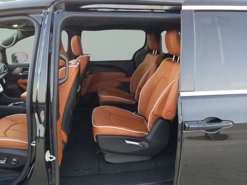 New 2026 Chrysler Pacifica Pinnacle image 16