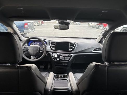 Used 2024 Chrysler Pacifica Touring-L w/ S Appearance Package image 34