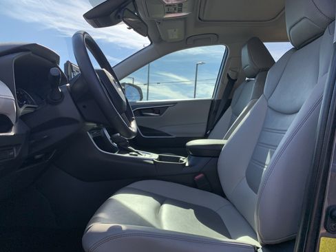 Used 2022 Toyota RAV4 XLE Premium image 16