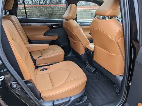 Used 2023 Toyota Highlander Platinum image 25